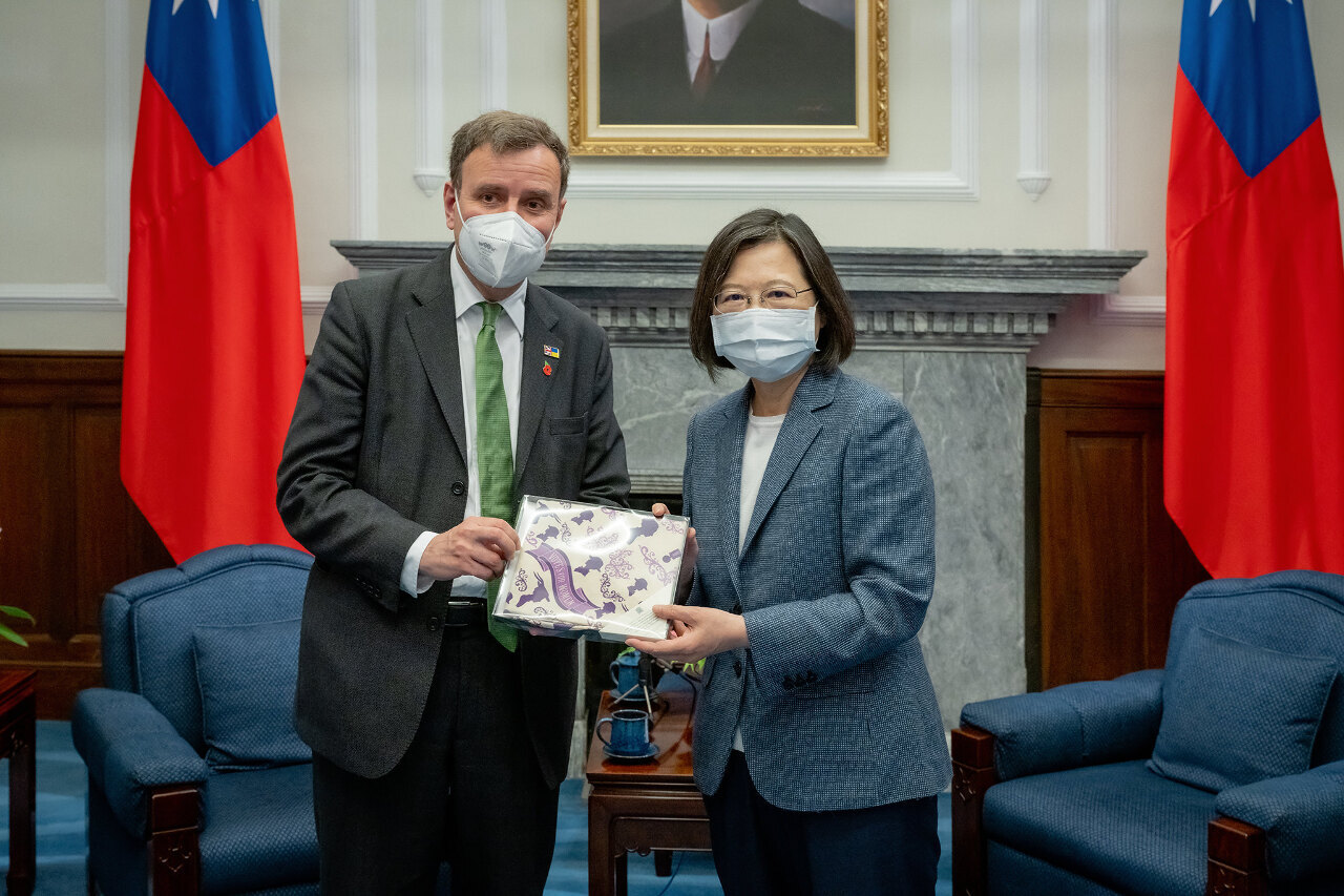 Tsai Ing-wen dispuesta a colaborar con Reino Unido en el fortalecimiento de las cadenas de suministro
