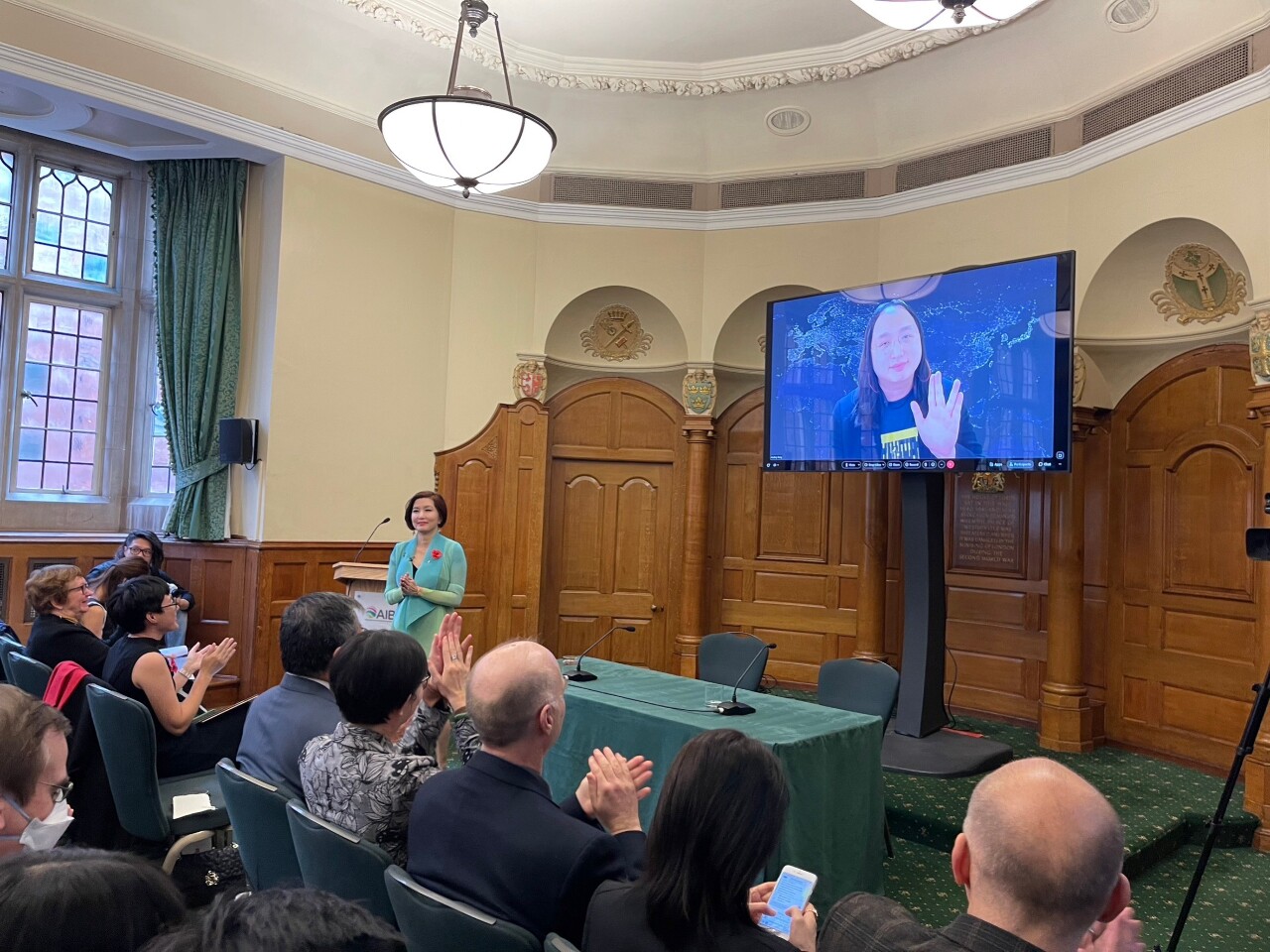 Altos funcionarios taiwaneses comparten experiencia sobre resiliencia digital y uso de redes en foro en Londres