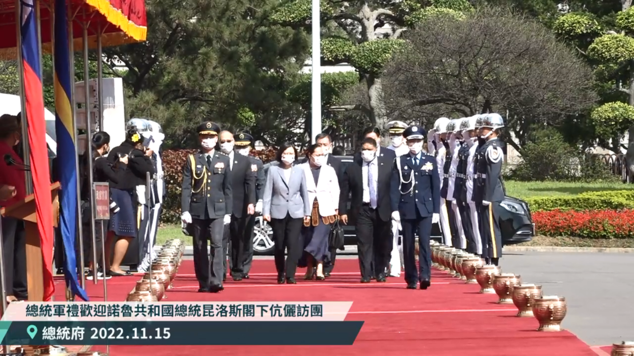 Tsai Ing-wen recibe con honores militares al presidente de Nauru