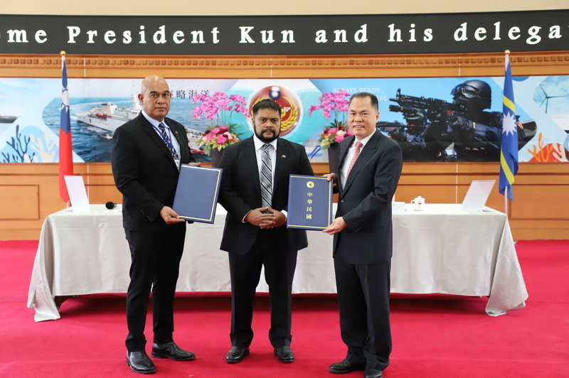 Presidente de Nauru visita la sede de la Guardia Costera de Taiwán