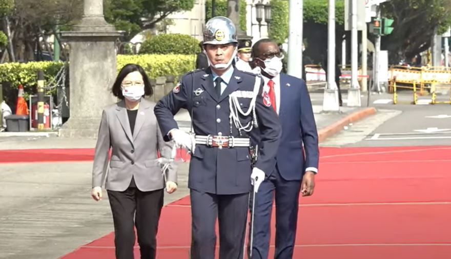 Mandatario de Santa Lucía recibido con honores militares en Taipéi