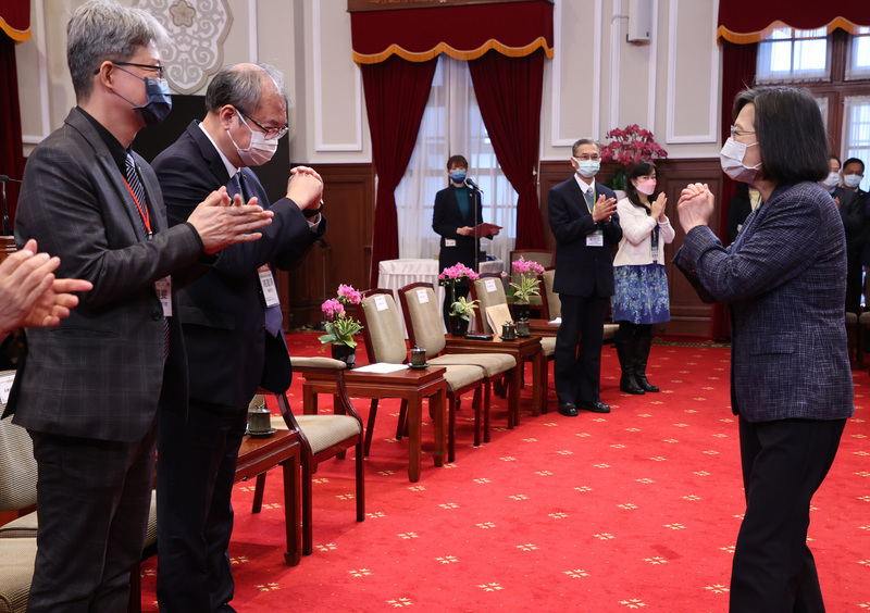 Empresas y profesionales técnicos que ayudaron a reducir la contaminación reciben premios de la presidenta Tsai