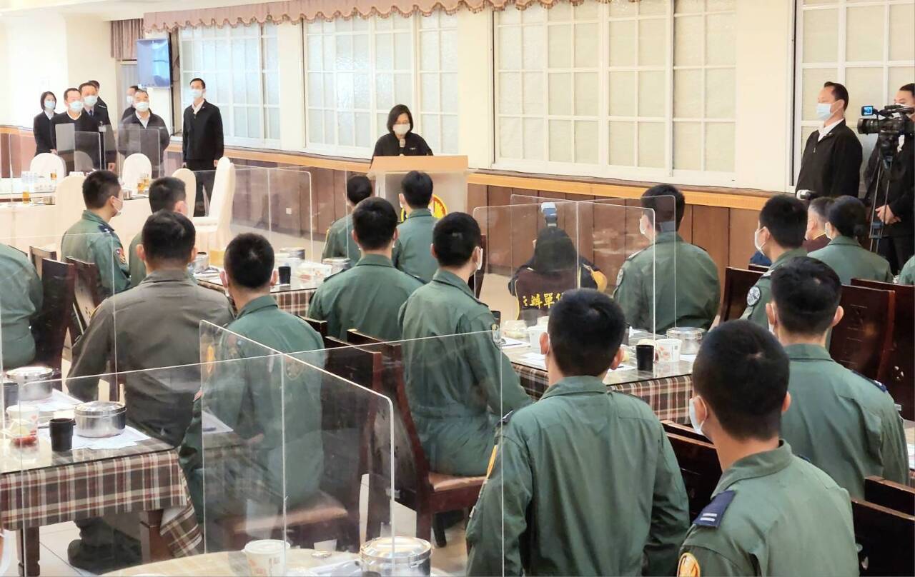 Tsai Ing-wen alaba la disposición del ejército en una visita a la región militar central