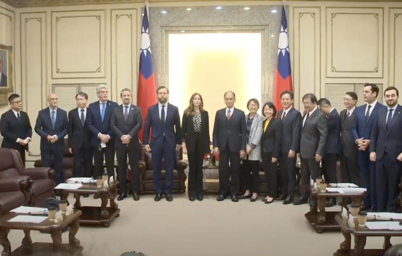You Si-kun da la bienvenida a una delegación del parlamento español