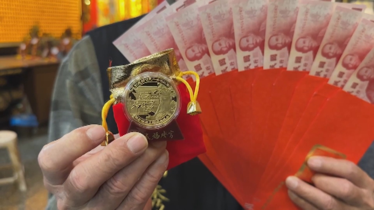 Expectativas por la carrera del primer incienso y el reparto de monedas de la suerte