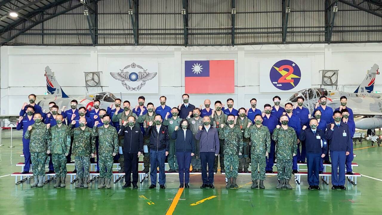 Tsai Ing-wen visita a las tropas estacionadas en Hsinchu para agradecer su esfuerzo en la defensa de la nación
