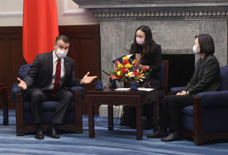 El senador estadounidense Todd Young llega a Taiwán para garantizar la cooperación en semiconductores