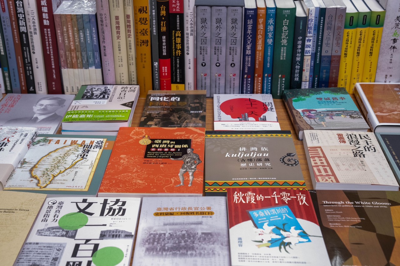 Legislativo obsequia 203 libros sobre la historia de Taiwán a Lituania