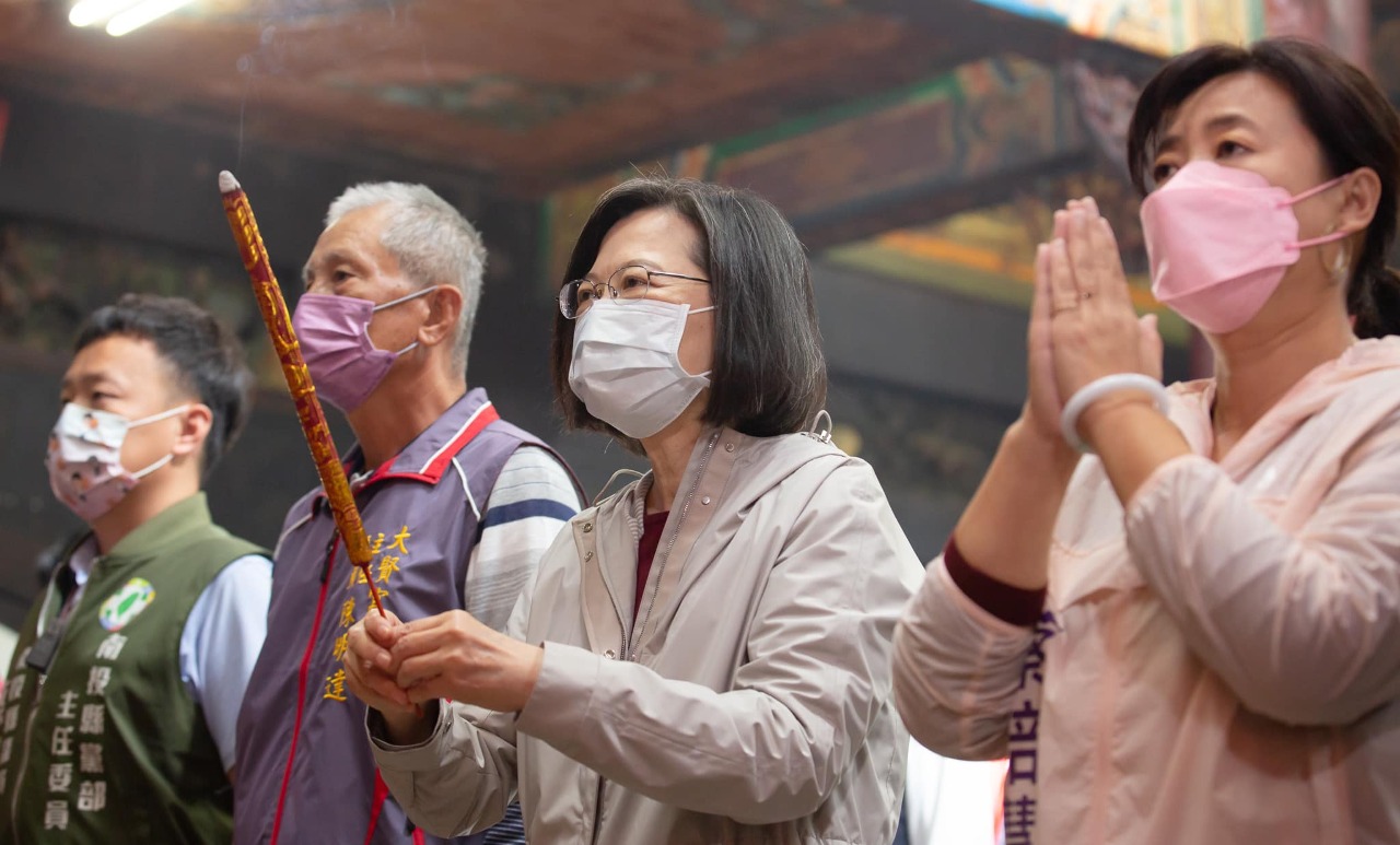 Tsai Ing-wen visita un templo del condado de Nantou en el segundo día del nuevo año