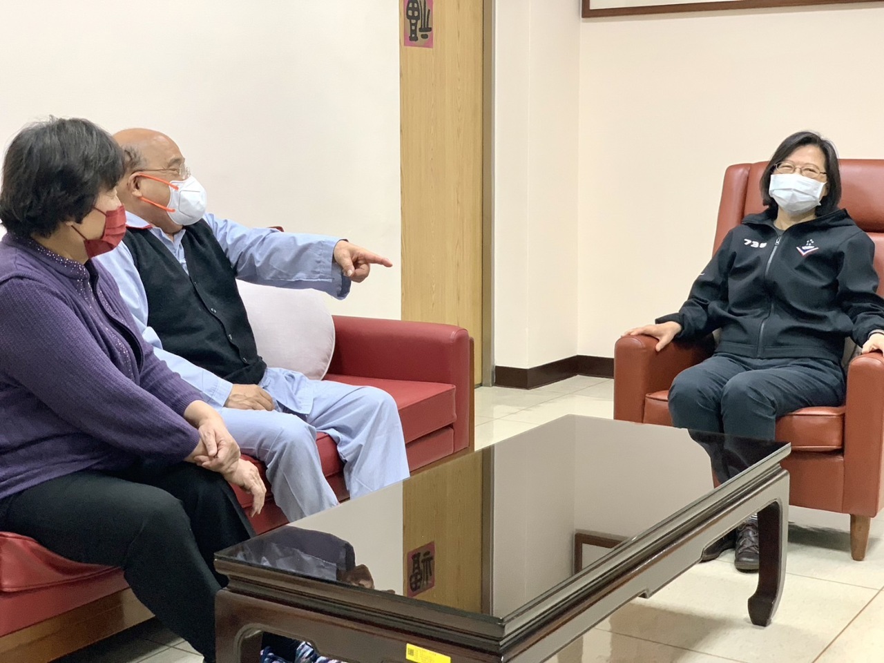 Tsai Ing-wen visita a Su Tseng-chang en el hospital tras una operación de espalda