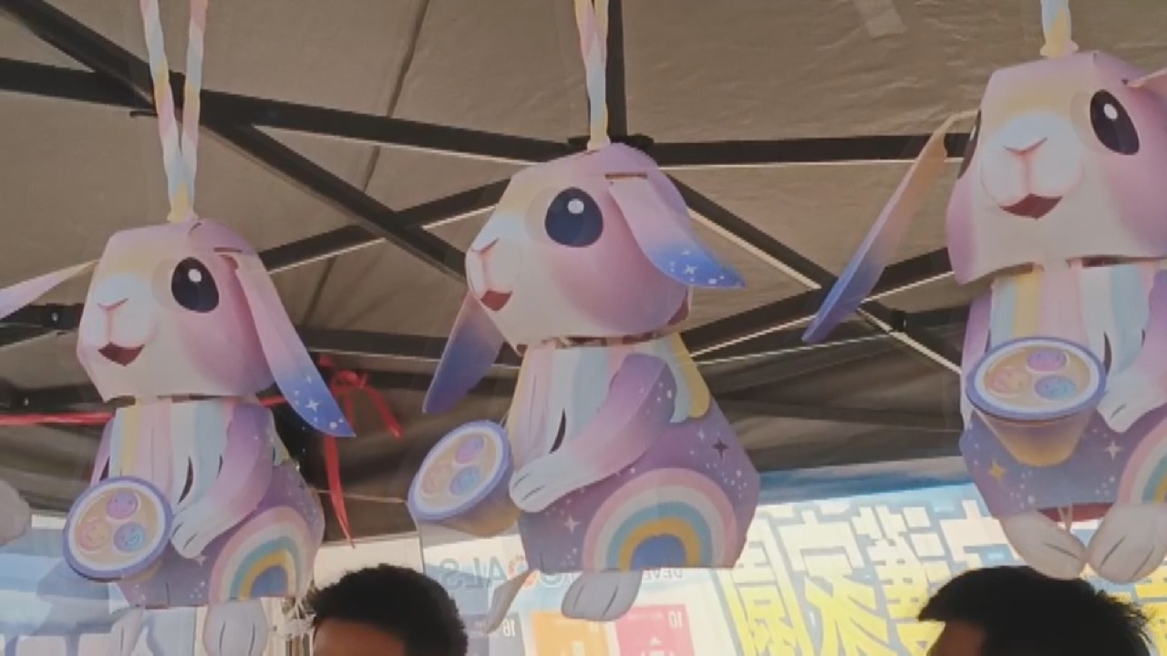 Largas colas para hacerse de una linterna conejo