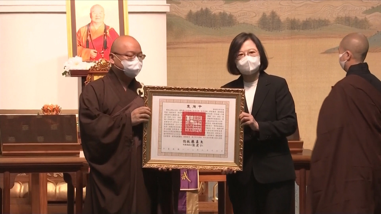 La presidenta Tsai otorga un reconocimiento especial al maestro Hsing Yun