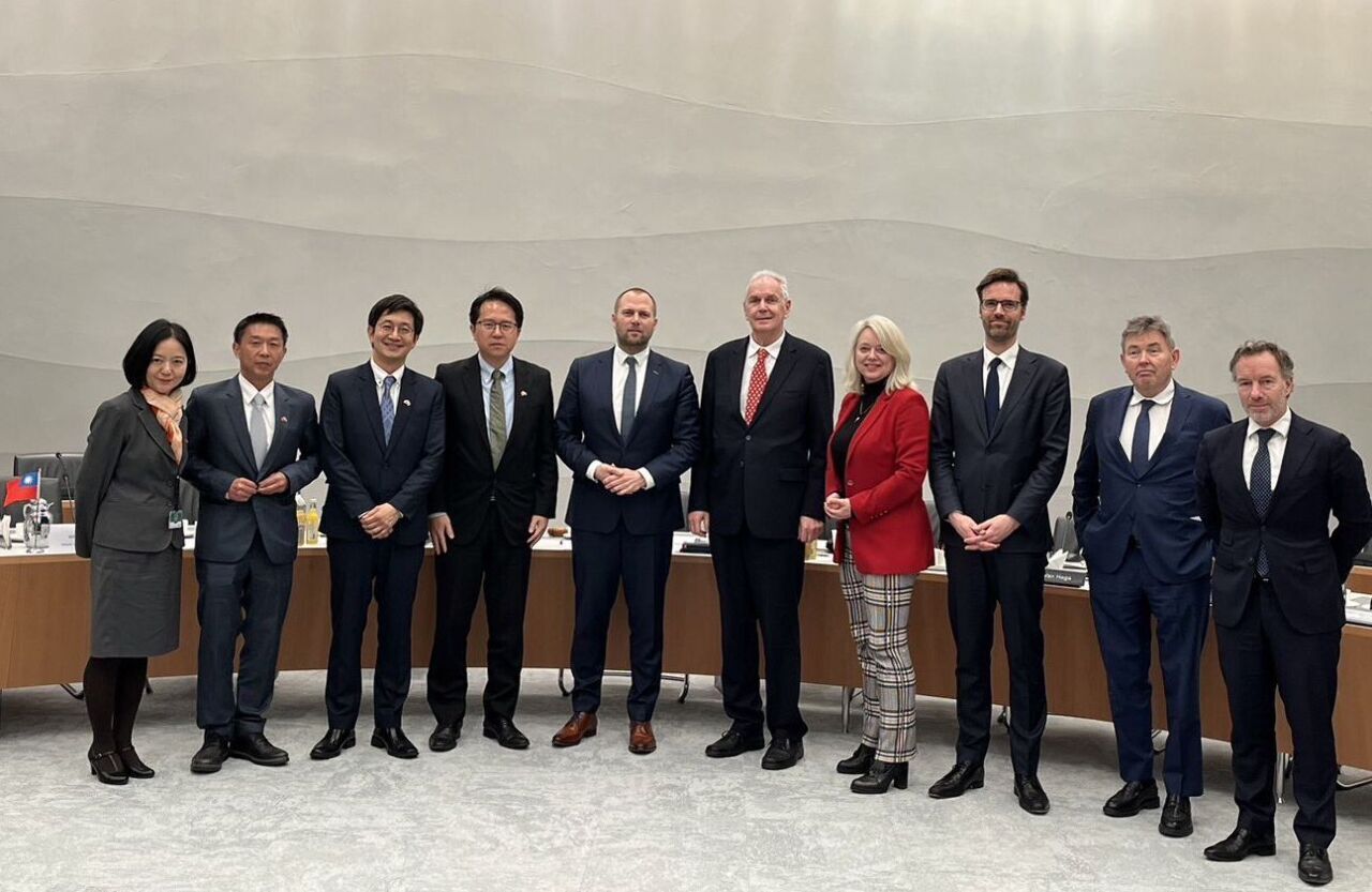 Legisladores taiwaneses visitan por primera vez el parlamento holandés