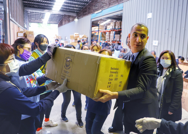 Las donaciones de material para Turquía sobrepasan las previsiones del Gobierno