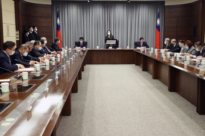 Tsai anima a las empresas a avanzar hacia el uso de soluciones inteligentes y bajas emisiones de carbono
