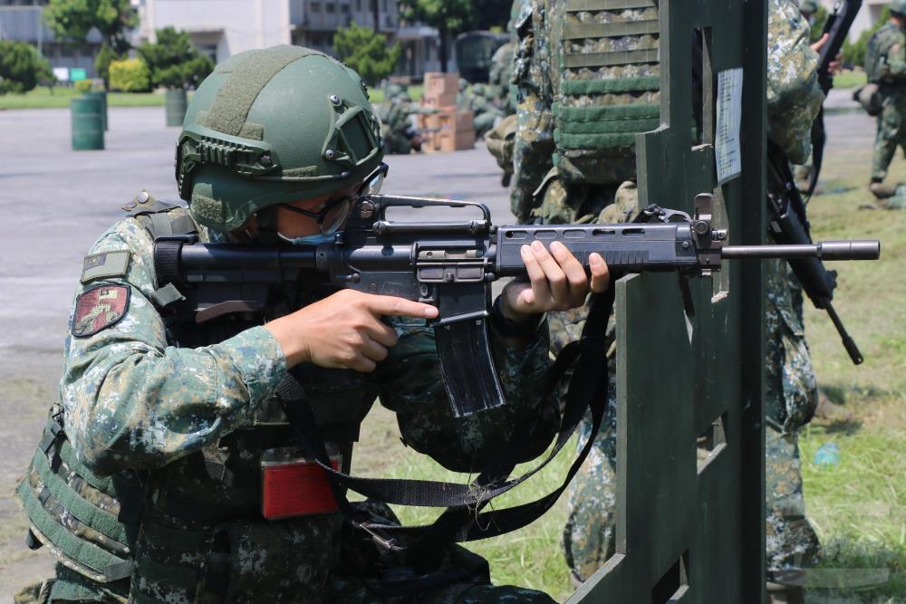 Defensa amplía a todo el ejército el entrenamiento intensivo de tiro en condiciones de combate realista