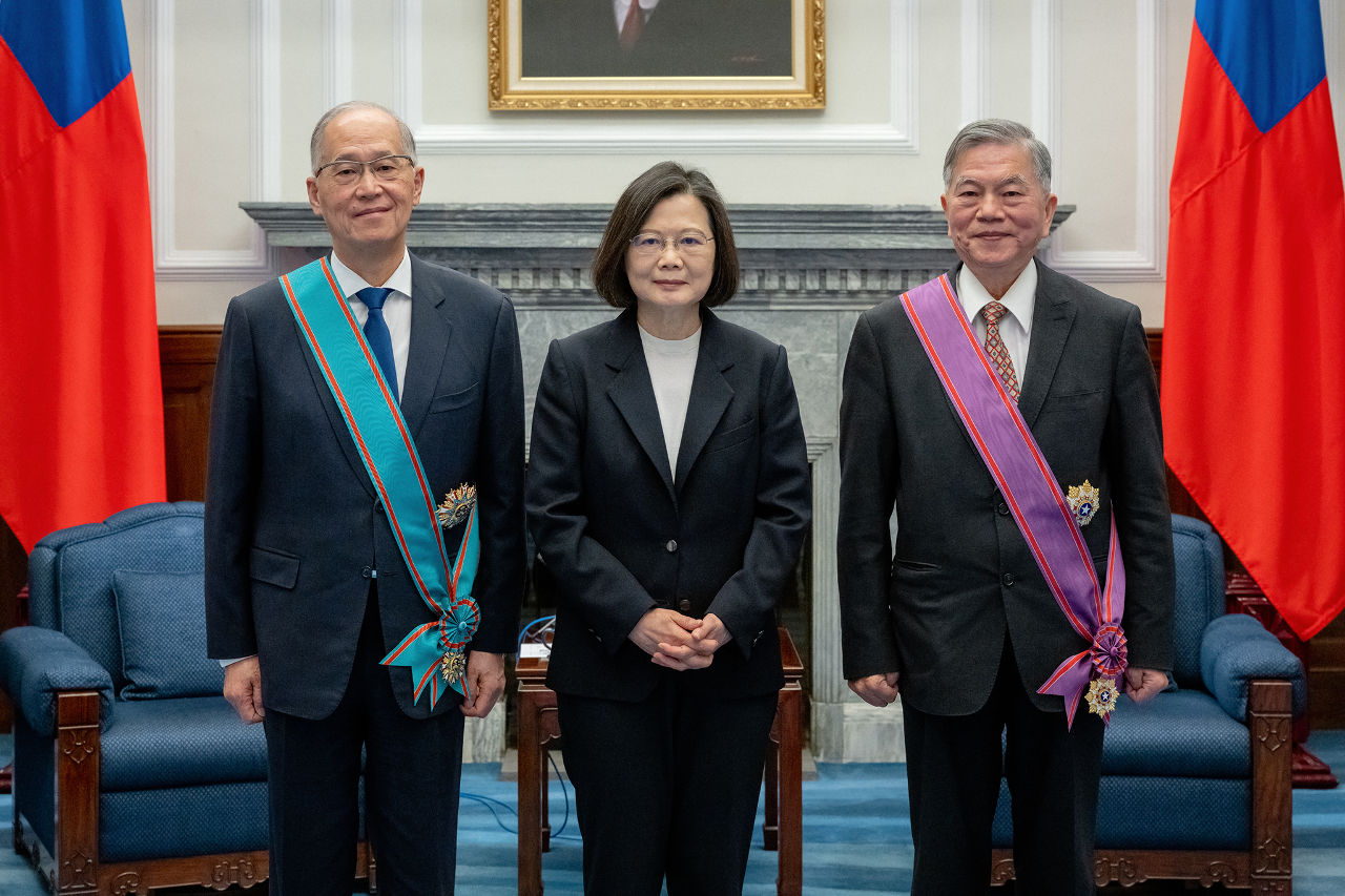 David Lee y Shen Jong-chin galardonados por la presidenta Tsai Ing-wen con sendas medallas
