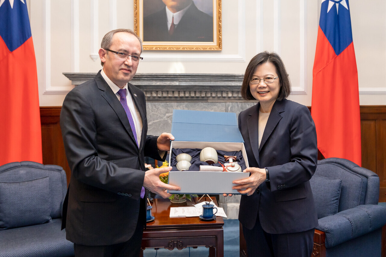 Tsai Ing-wen recibe a una delegación del parlamento de Kosovo, Macedonia y Rumanía