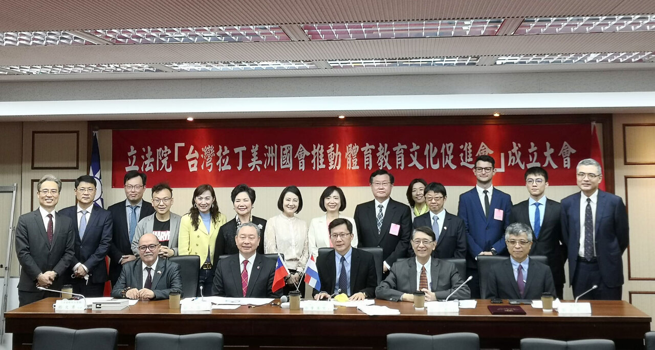 Exteriores se conjura para resistir la presión diplomática de China continental
