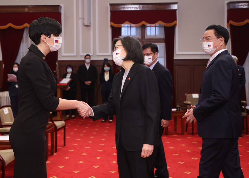 Tsai Ing-wen recibe a diputados checos en la Oficina Presidencial