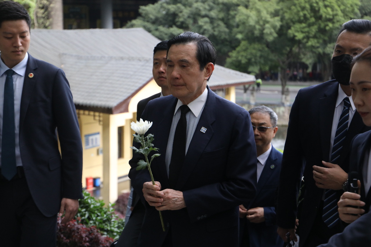 Ma Ying-jeou llora ante la tumba del general Zhang Zizhong caído en combate contra los japoneses