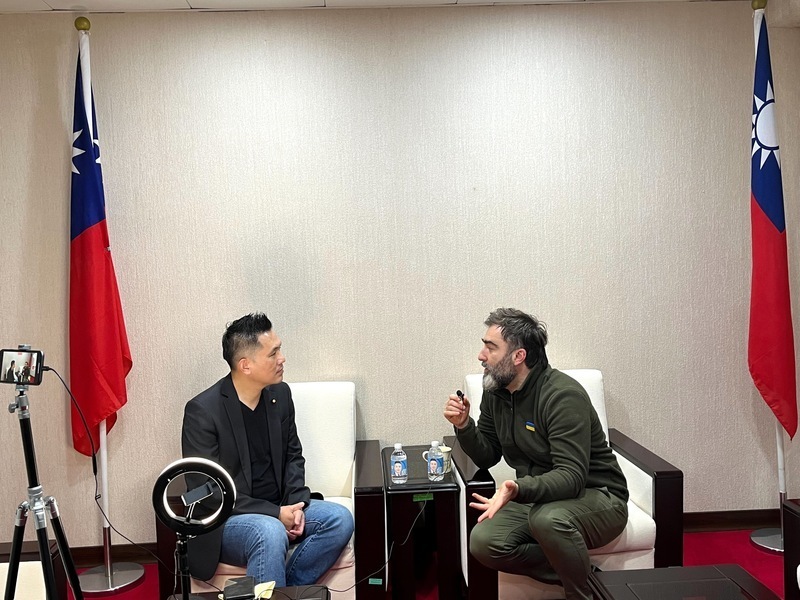 Legislador taiwanés a la prensa ucraniana: “Taiwán debe evitar la guerra y dialogar con Pekín”