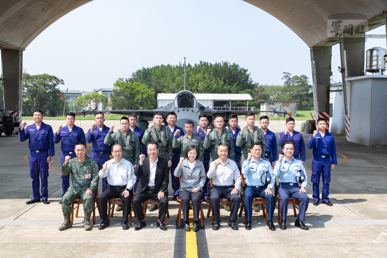 Tsai Ing-wen visita a las fuerzas aéreas en Taichung y agradece el esfuerzo de los soldados
