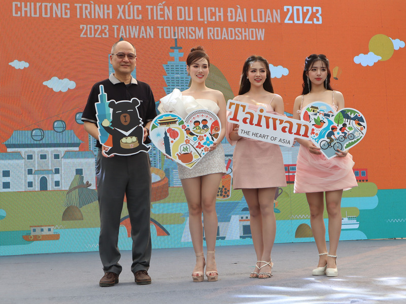 Un cantante de la tribu Tsou y una modelo de Instagram animan al turismo taiwanés en Vietnam