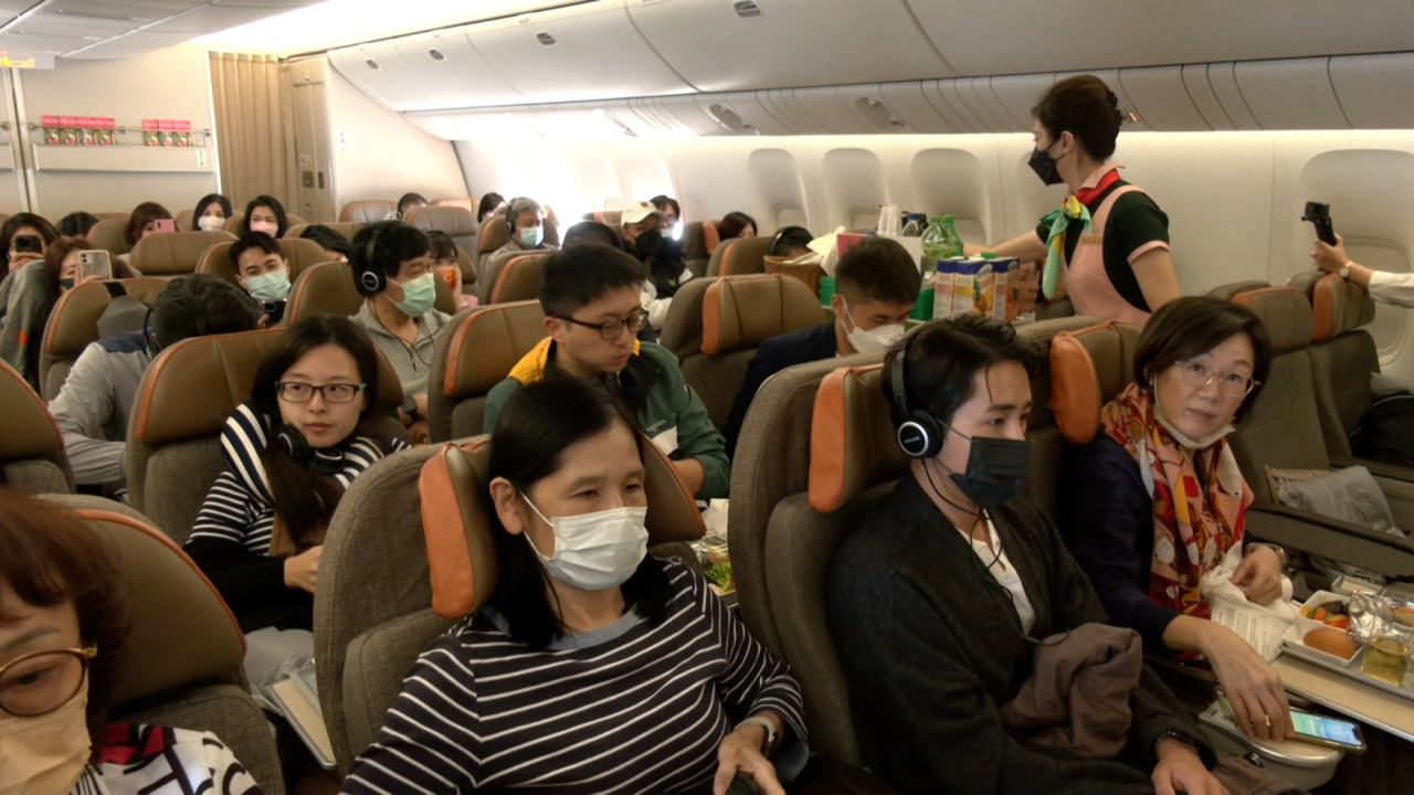 Expertos aconsejan evitar bebidas alcohólicas y gaseosas en los viajes en avión