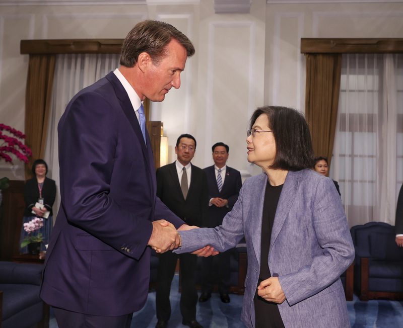 El gobernador de Virginia visita Taiwán en busca de mayor cooperación con la isla