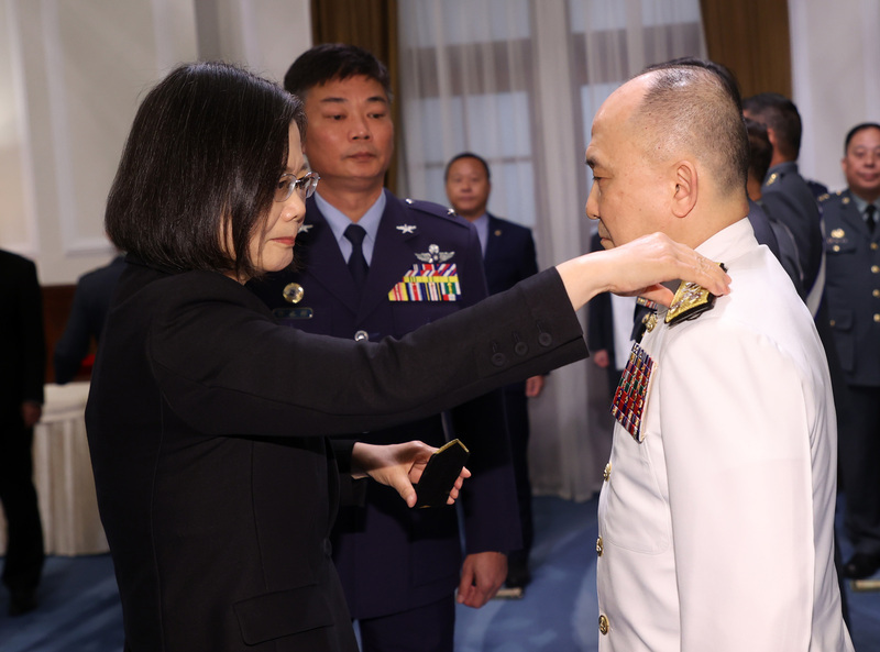 Tsai Ing-wen condecora y asciende a altos mandos militares