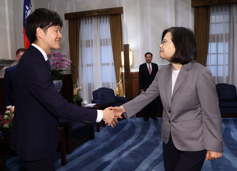 Tsai Ing-wen recibe al presidente de las juventudes del LDP japonés