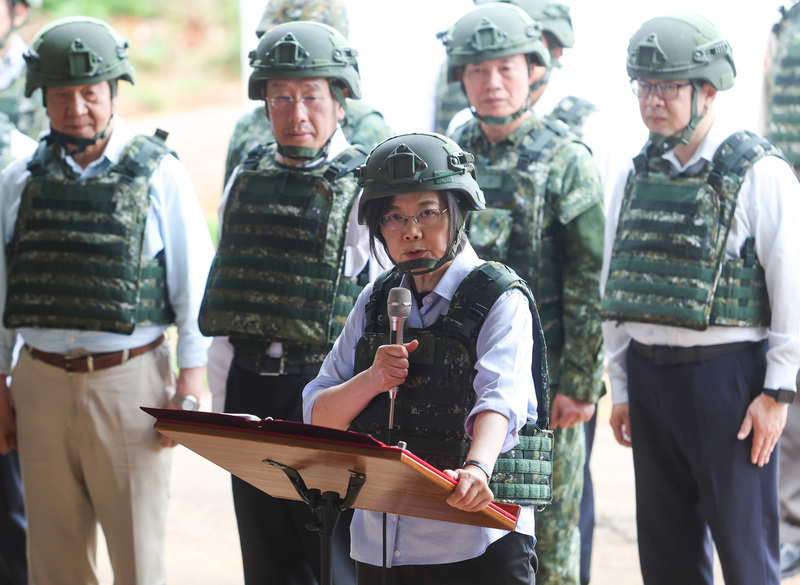 Tsai Ing-wen presencia la instrucción de reservistas mujeres voluntarias en Taoyuan