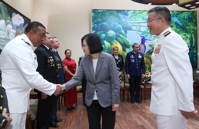 Tsai Ing-wen recibe a los participantes del 15º Curso Superior de Desarrollo Nacional para generales y almirantes