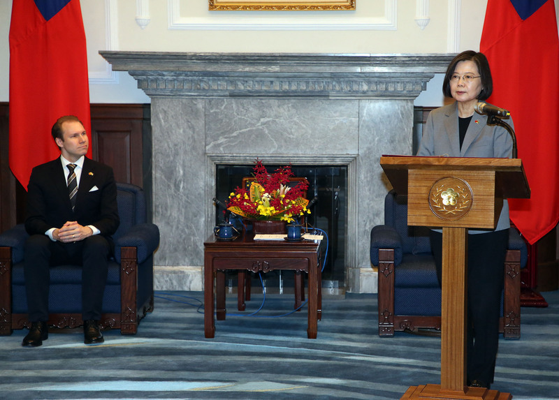 Tsai Ing-wen recibe a la delegación del parlamento sueco de visita en Taiwán