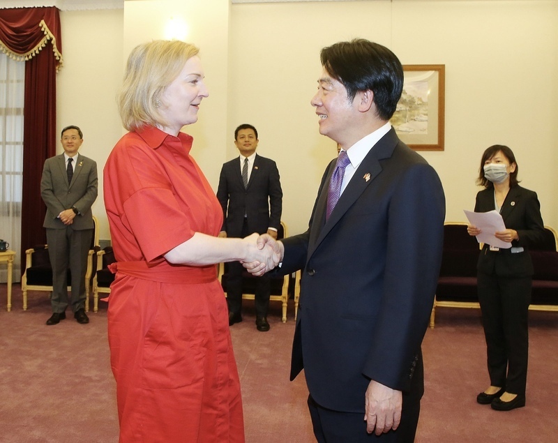 Exteriores evita hacer comentarios sobre el apoyo encubierto de Liz Truss a la venta de armas británicas a China continental