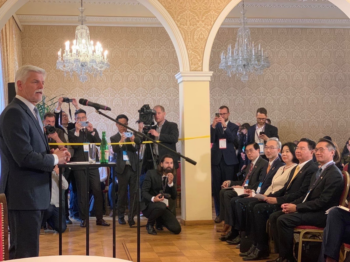 Joseph Wu ofrece un discurso en Praga compartiendo escenario con el presidente Petr Pavel
