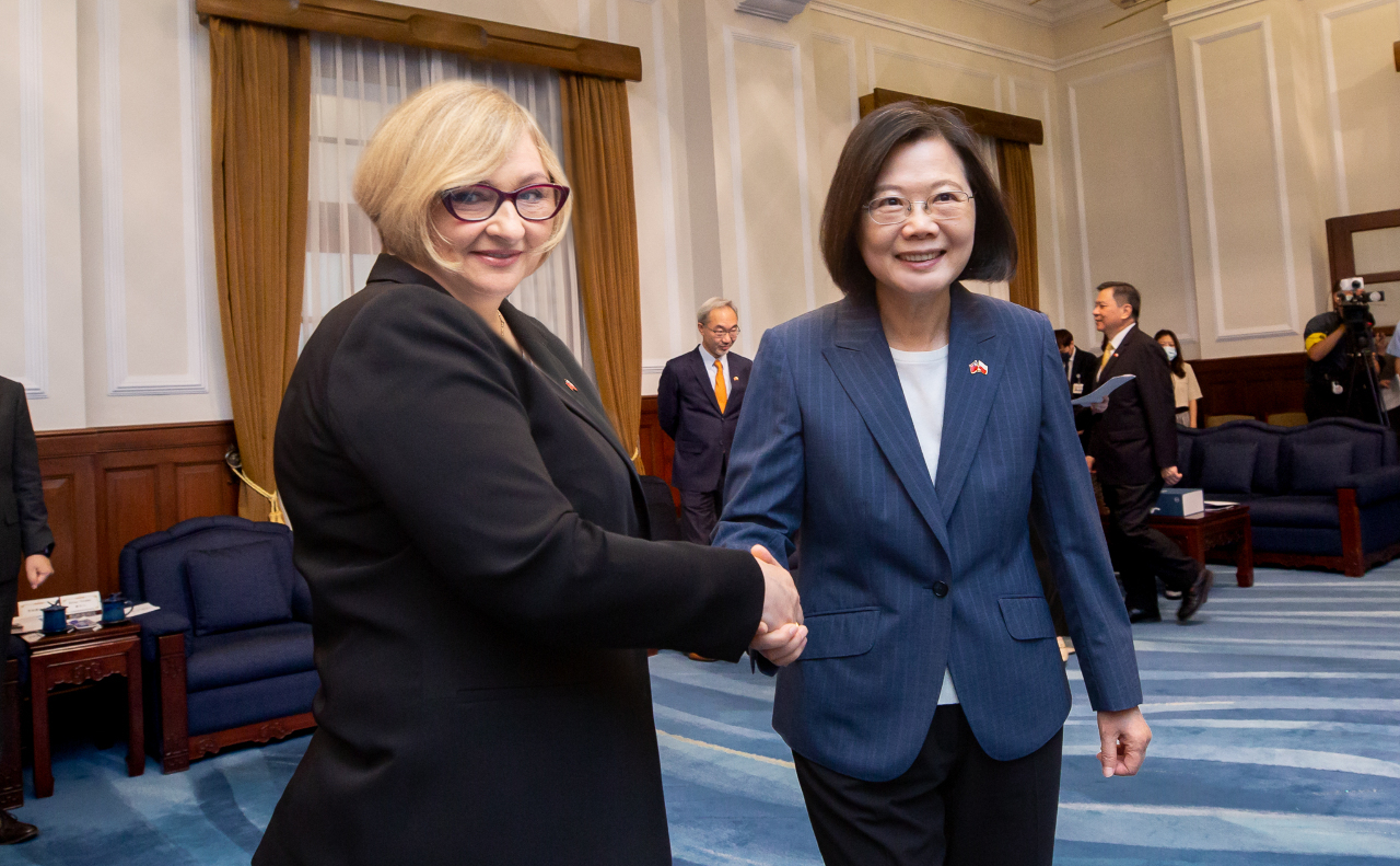 Tsai Ing-wen recibe a una delegación del parlamento polaco