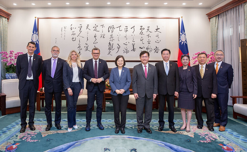 Tsai Ing-wen recibe al vicepresidente del senado italiano Gian Marco Centinaio