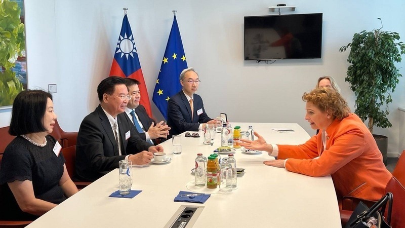 Ministro de Exteriores se reúne con 12 miembros del Parlamento Europeo