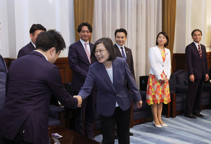 Tsai Ing-wen recibe a una delegación de los partidos japoneses de la oposición