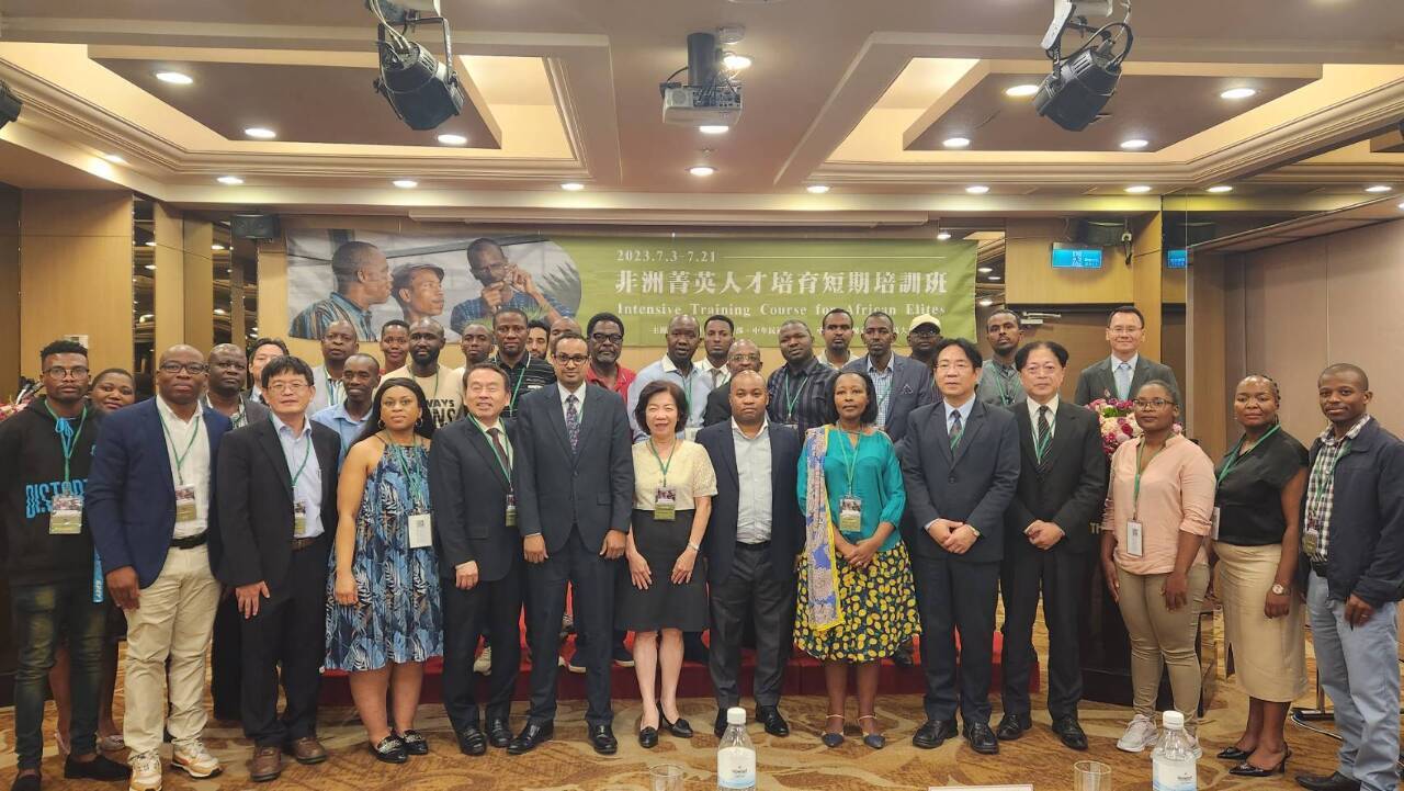 Jóvenes estudiantes africanos estudian técnicas agrícolas en Taiwán