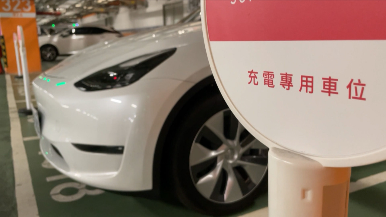 Vehículos eléctricos que estacionan sin hacer la recarga recibirán multas de hasta NTD1200