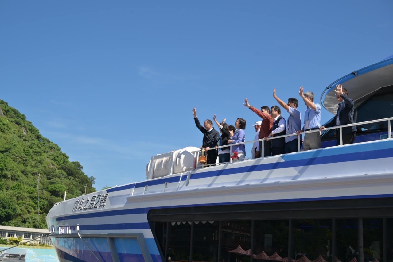 You Si-kun encabeza un viaje en barco a Yonaguni para promover el turismo y la diplomacia parlamentaria