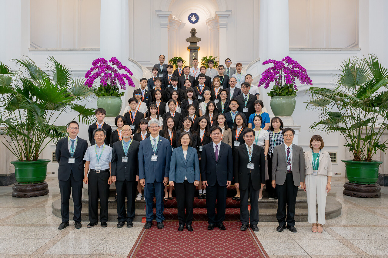 Tsai Ing-wen recibe a los jóvenes investigadores científicos galardonados en el exterior