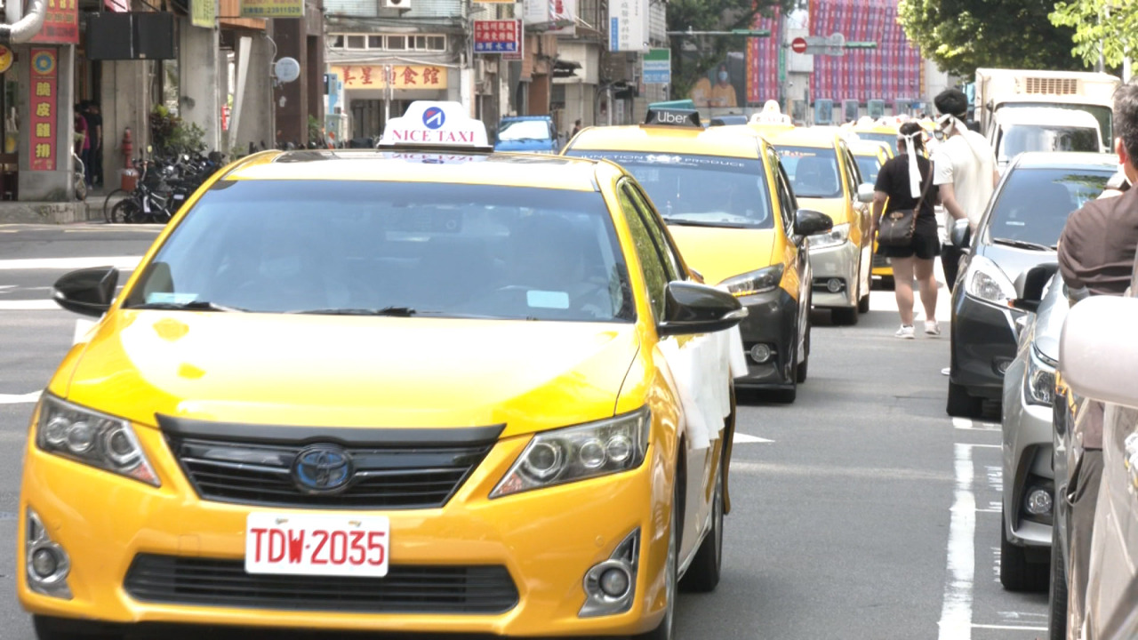 Taxistas protestan contra la regulación que permite ser denunciados por el público por estacionamiento prohibido