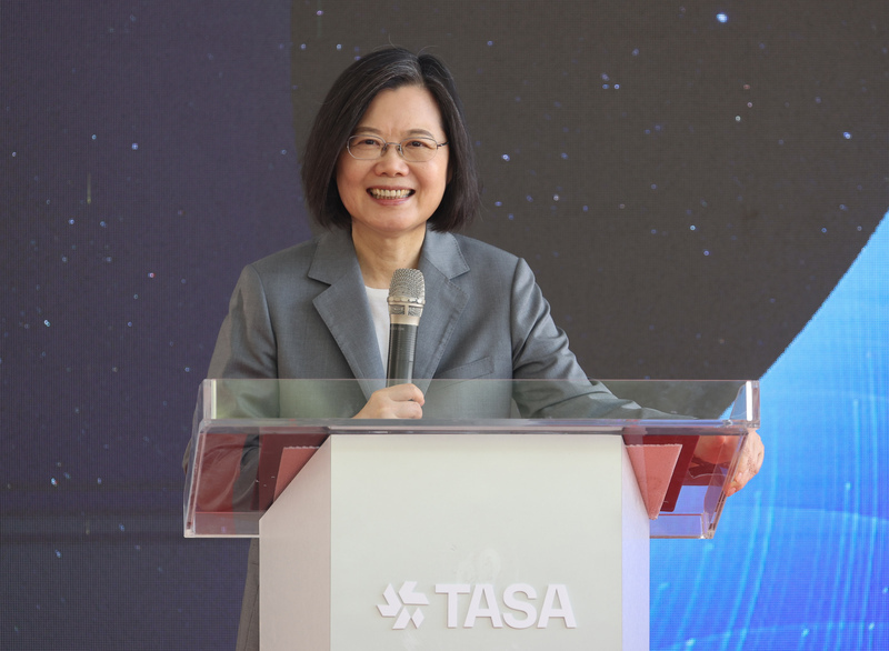 Tsai Ing-wen inspecciona el nuevo satélite meteorológico de fabricación taiwanesa