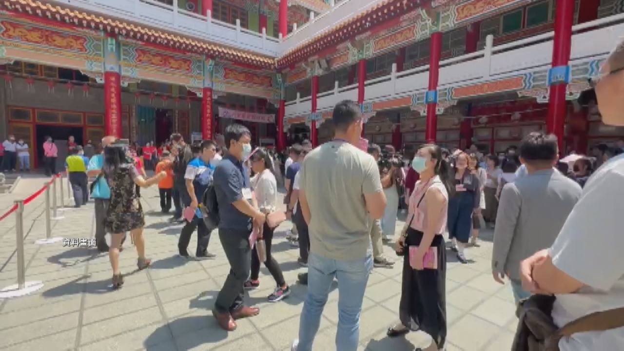 Hombres y mujeres acuden a la Diosa Mazu en busca de una buena relación matrimonial