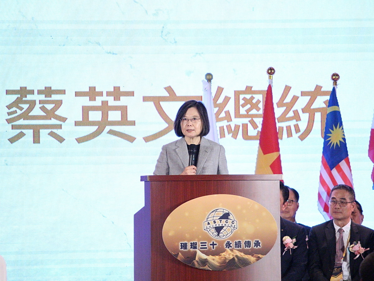 Tsai Ing-wen defiende su plan de cero emisiones netas ante las cámaras de comercio de Taiwán