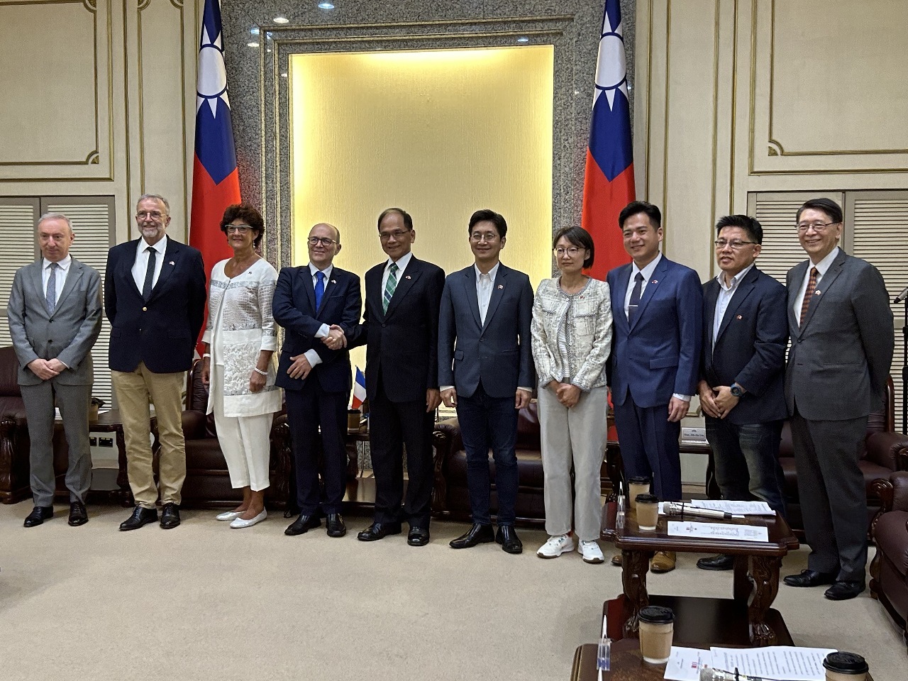 Senador francés elogia la democracia taiwanesa y apoya un diálogo bilateral más robusto